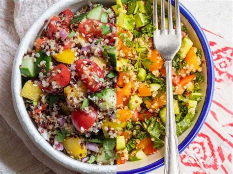 Foto de una ensalada de quinoa y muffins de plátano como ejemplos de alimentación saludable para el embarazo