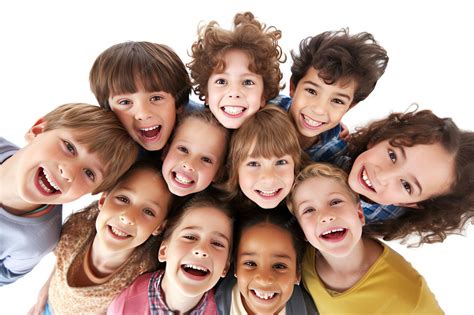 Grupo de niños sonriendo y jugando