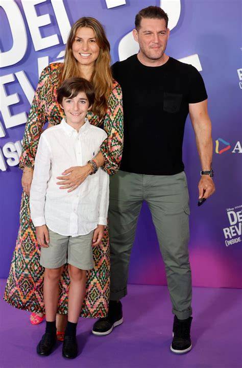 Foto de Manu Tenorio y Silvia Casas posando con su hijo Pedro en un evento familiar
