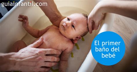 Imagen de un bebé recibiendo su primer baño de forma segura y tierna.
