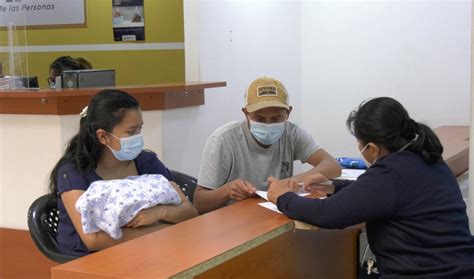 Imagen de una familia registrando el nacimiento de su bebé en el hospital.