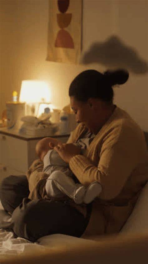 Bebé amamantando por la noche, en un ambiente cálido y tranquilo