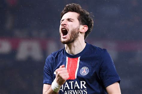 Ilustración de Khvicha Kvaratskhelia celebrando un gol con el PSG