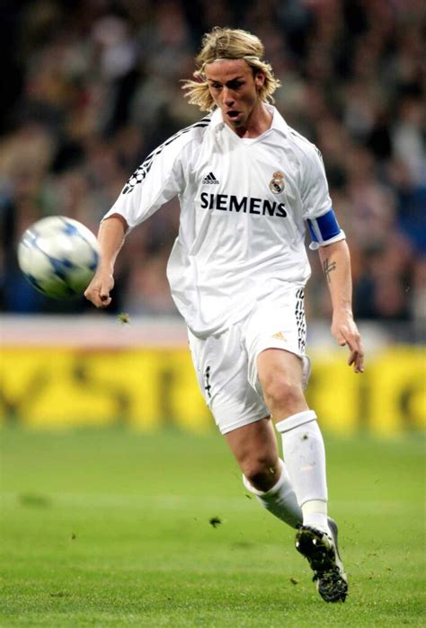 Foto de Guti en acción durante su etapa en el Real Madrid