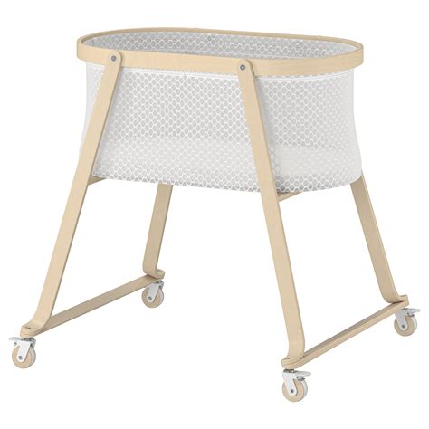 Diseño del moisés ÄLSKVÄRD con detalles de ruedas y tejido transparente.
