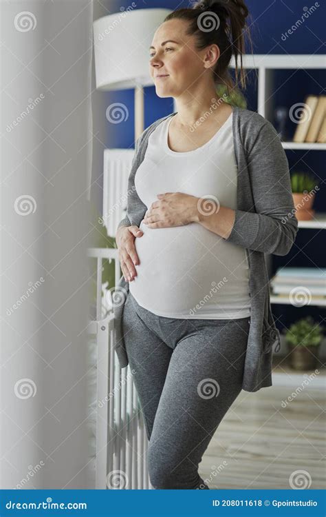 Mujer embarazada reflexiva