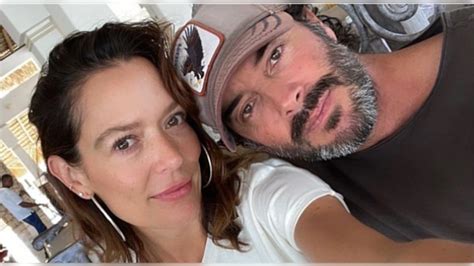 Andrea Jaramillo y su esposo celebrando la noticia del embarazo en la playa
