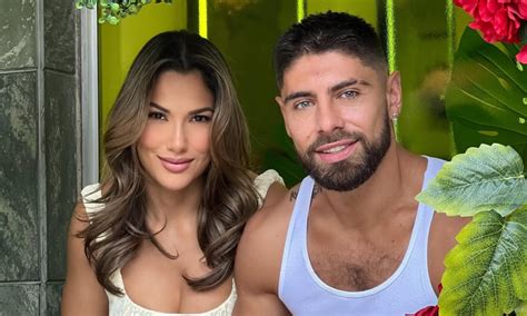Alejandra Jaramillo y Beta Mejía celebrando su segundo aniversario con temática de Fórmula 1