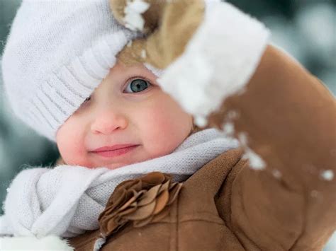 Bebé abrigado con varias capas de ropa en invierno