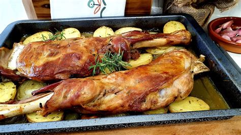Imagen de un cabrito lechal tierno y jugoso, listo para cocinar.