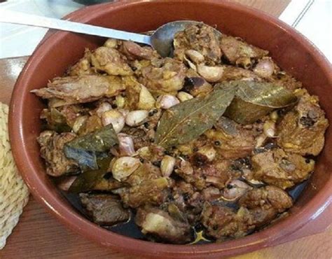 Infografía mostrando los pasos clave de la preparación del cabrito al ajillo: troceado, majado de ajos y sofrito de la carne.