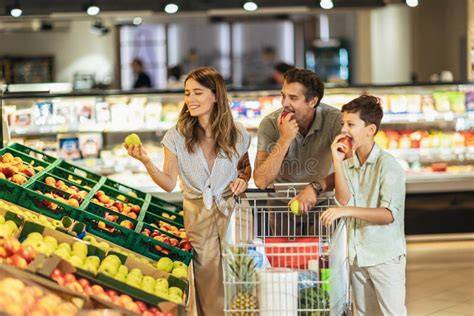 Imagen de una familia en el supermercado eligiendo alimentos saludables