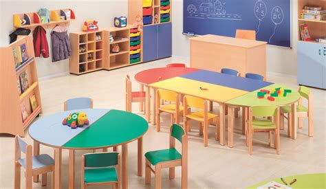 Imagen de una habitación infantil tematizada con mobiliario de colores y elementos de juegos clásicos.