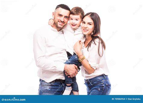 Foto de una familia (padre, madre, bebé) en un ambiente de cuidado y cariño, simbolizando la conciliación