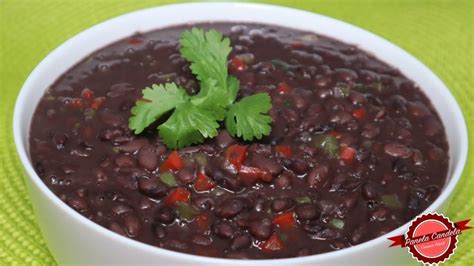 Plato de caraotas (frijoles negros) con cereales