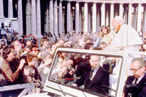 Representación artística del atentado contra Juan Pablo II, interpretado a la luz del tercer secreto de Fátima