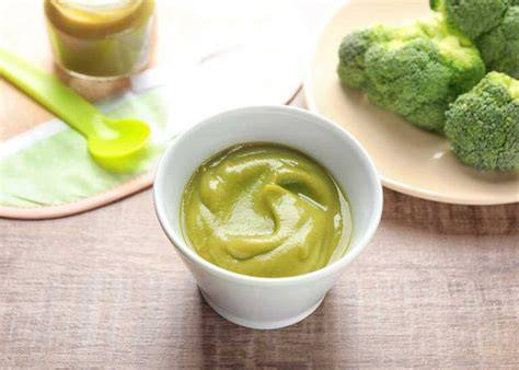 Foto: Puré de brócoli y pollo listo para servir en plato de bebé