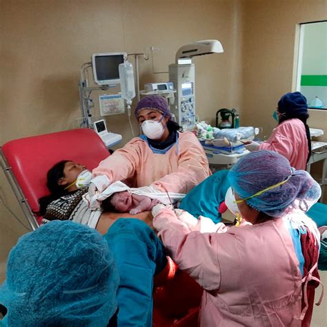 Equipo médico atendiendo un parto por cesárea de emergencia