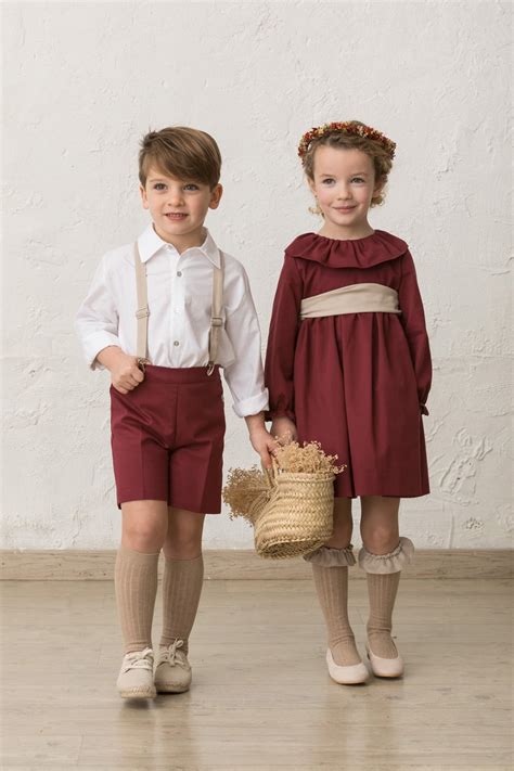 Foto de niños vestidos de ceremonia, con hermanos coordinados