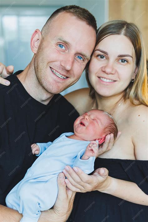 Padres felices con su bebé recién nacido en una habitación de hospital