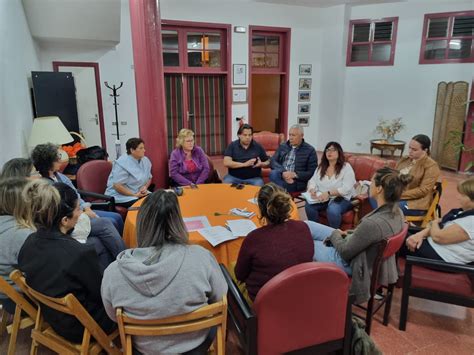 Fotografía de mujeres participando en una reunión de la asociación 