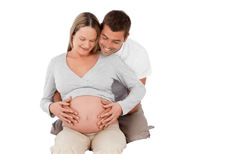 Foto de padres interactuando amorosamente con tres bebés en un entorno de cuidado