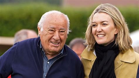 Retrato familiar de Amancio Ortega, Flora Pérez y Marta Ortega