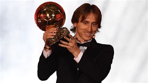 Luka Modric recibiendo el Balón de Oro