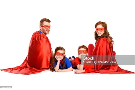 Familia disfrazada de superhéroes sonriendo