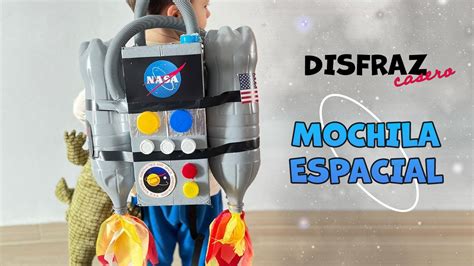 Disfraz de bebé porteado como un astronauta saliendo de un cohete espacial de cartón