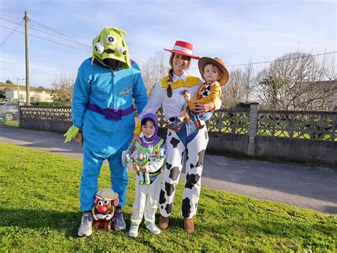 Familia de cuatro disfrazada de personajes de Toy Story