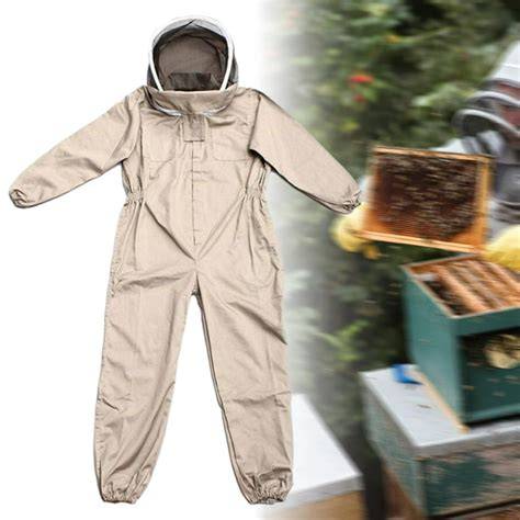Padres disfrazados de apicultores con el bebé vestido de abeja