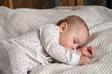 Ilustración de un bebé tranquilo durmiendo mientras se muestra el concepto de ruido blanco