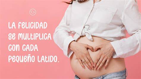 Foto artística y respetuosa de una mujer embarazada mostrando el estiramiento de la piel en el abdomen