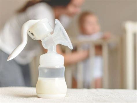 Madre extrayéndose leche materna con un sacaleches