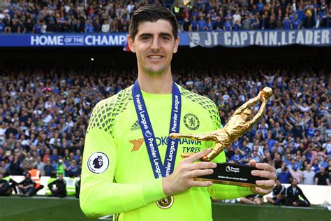 Thibaut Courtois levantando un trofeo de la Premier League con el Chelsea.