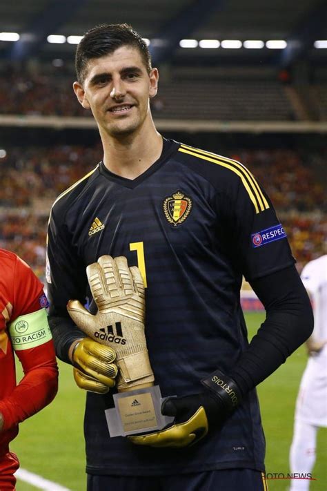Thibaut Courtois recibiendo el Guante de Oro del Mundial 2018.