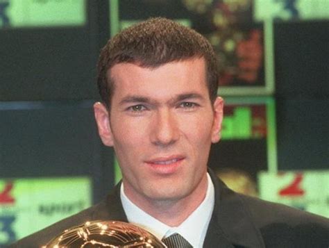 Zinedine Zidane levantando el Balón de Oro