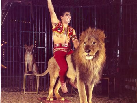 Imagen de Ángel Cristo en la pista del circo, rodeado de leones.