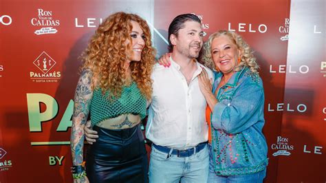Imagen de Ángel Cristo junto a su segunda esposa, Bárbara Rey, y sus hijos.