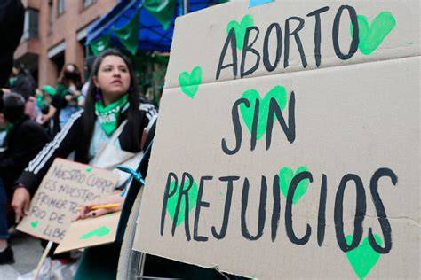 Foto de una mujer mostrando una pancarta en defensa del derecho al aborto.