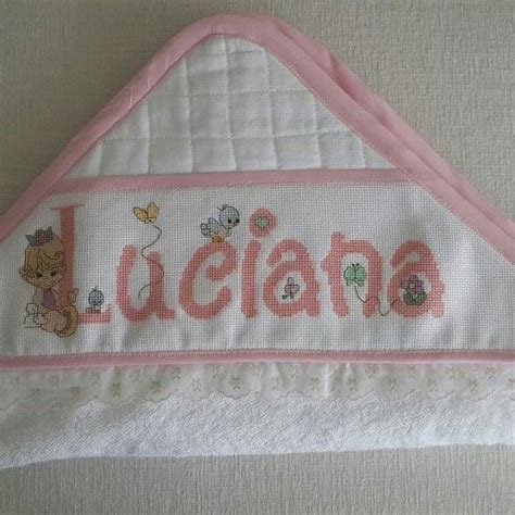 Bebé envuelto en una toalla de punto de cruz personalizada con su nombre