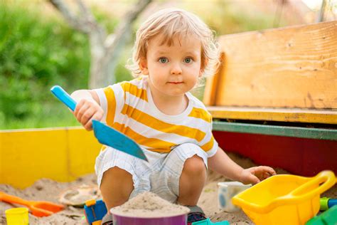 Niño de 3 años jugando activamente en un parque