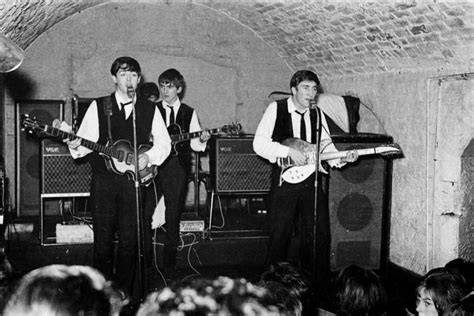 The Beatles actuando en The Cavern Club en sus primeros años
