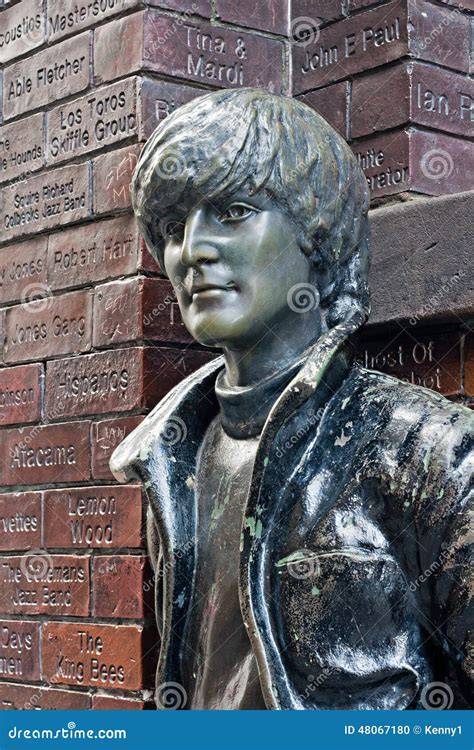 Estatua de John Lennon en Mathew Street, Liverpool