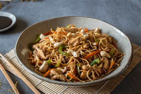 Plato de fideos Yakisoba con salsa