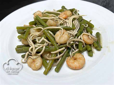 Plato de gulas salteadas con ajo y guindilla