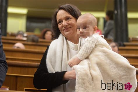 Foto de Carolina Bescansa con sus hijos en el Congreso de los Diputados