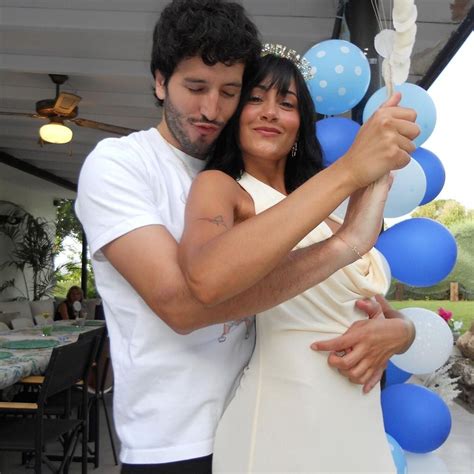Fotografía de Aitana y Sebastián Yatra celebrando el cumpleaños de ella, con él abrazando su abdomen.