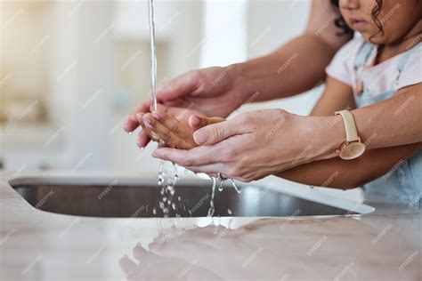 Madre lavándose las manos antes de tocar a su bebé